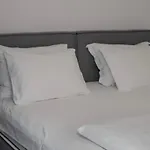 Modern Apartment-close To Main