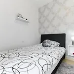 Modern Apartment-close To Main Апартаменты *