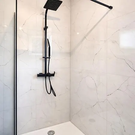 Modern Apartment-close To Main Appartamento *