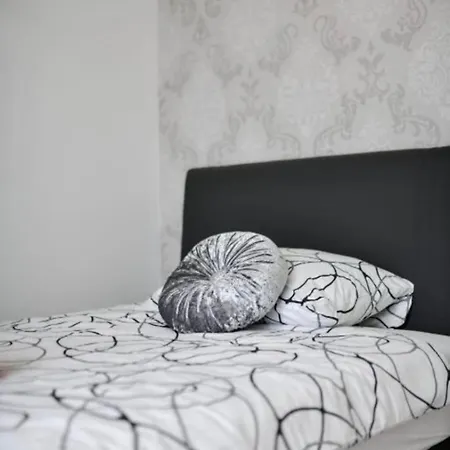 Modern Apartment-close To Main *