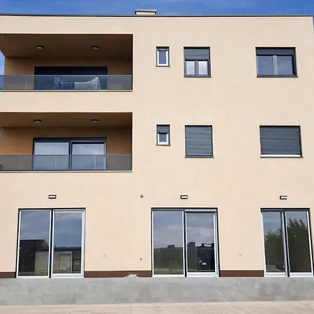 Modern Apartment-close To Main